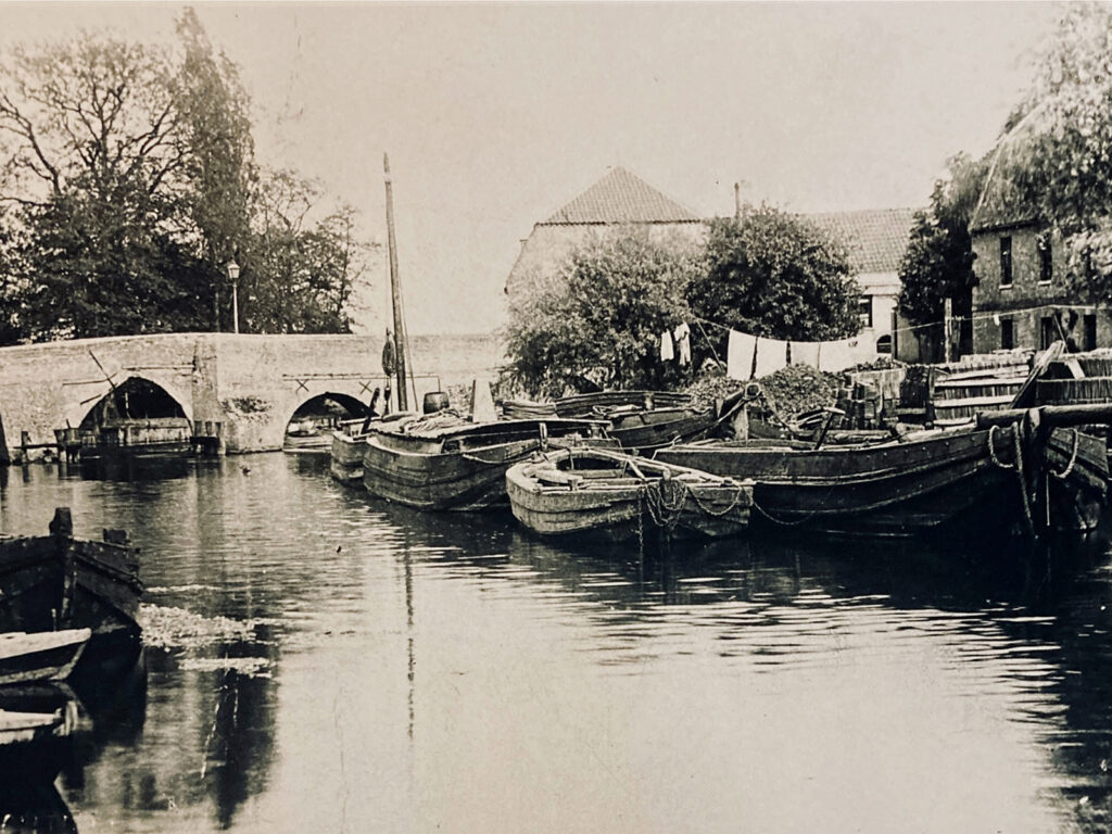 Lighters downstream of Brandon Bridge, early 20th century, Collection of the late Alan H. Faulkner