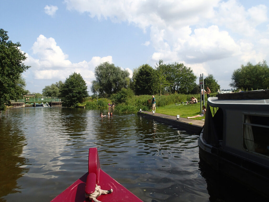 Brandon Staunch and jetty in 2021, people swimming in the river, narrowboats